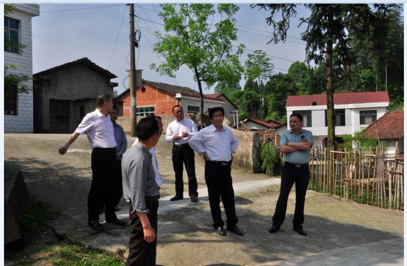 毛绍武局长在扶贫村现场办公